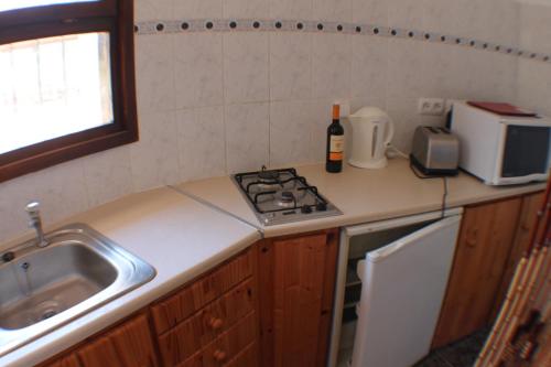 Dapur atau dapur kecil di El Cisne - holiday home with private swimming pool in Benissa