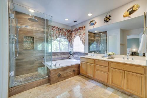 een badkamer met een douche, een bad en een wastafel bij Spacious Reno Home with Deck about 1 Mi to Downtown! in Reno