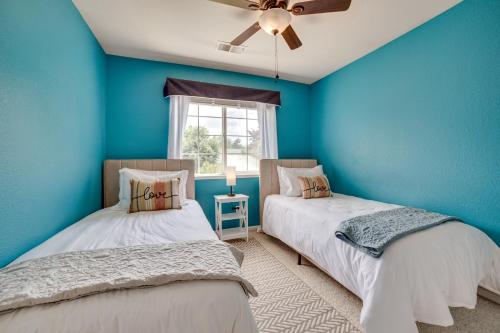 twee bedden in een kamer met blauwe muren bij Spacious Reno Home with Deck about 1 Mi to Downtown! in Reno