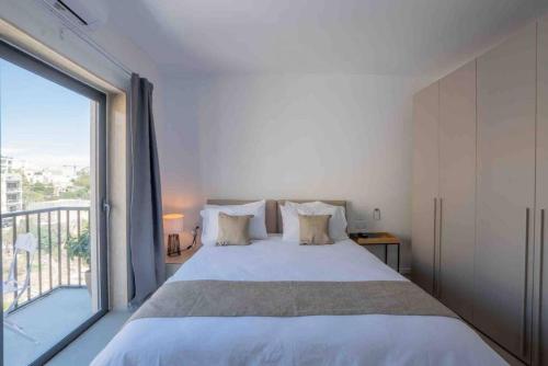 Una cama o camas en una habitación de Wanderlust 2