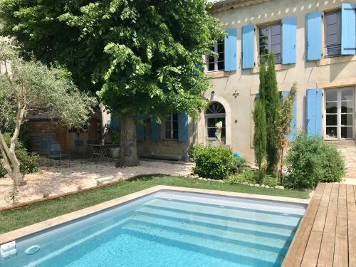 una piscina frente a una casa en Coeur de Roses, gîte & chambre d'hôtes en Alaigne