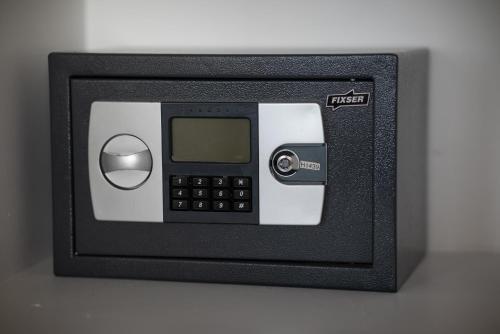 a microwave with a computer mouse on top of it at Maunga Roa Eco Lodge in Hanga Roa