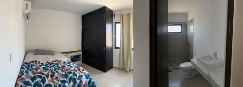 マサトランにあるDepartamento azinchiteのベッドルーム1室(ベッド1台付)、バスルーム(シンク付)