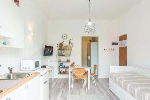 een keuken met een tafel en stoelen in een kamer bij Casetta Azzurra in Pero