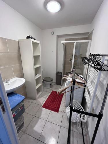 une salle de bain avec un lavabo et des toilettes dans l'établissement Studio résidence les Villas de Melody, à Moriani-Plage