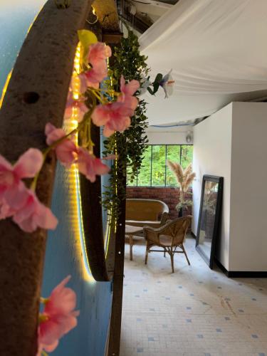 eine Vase mit Blumen an der Wand in einem Zimmer in der Unterkunft Les Chambres de Marc in Fontenille-Saint-Martin-d'Entraigues