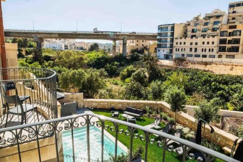 - un balcon avec vue sur la ville dans l'établissement The Valley Room 6 with parking on premises, à San Ġiljan