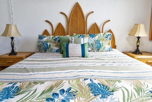 - une chambre dotée d'un grand lit avec des oreillers bleus et verts dans l'établissement Oceanfront Blissful Sanctuary! - Hale Kona Kai 308 by Casago Kona, à Kailua-Kona