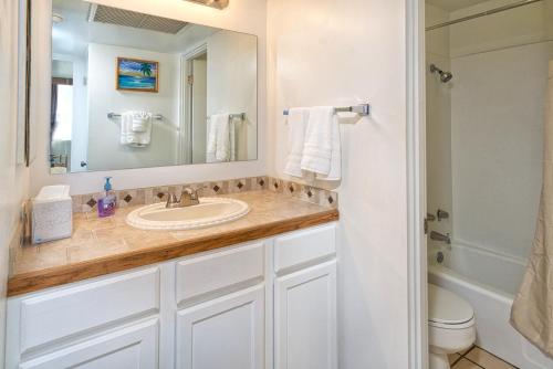 La salle de bains est pourvue d'un lavabo et d'un miroir. dans l'établissement Oceanfront Blissful Sanctuary! - Hale Kona Kai 308 by Casago Kona, à Kailua-Kona