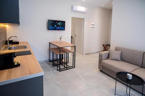 una cucina e un soggiorno con divano e tavolo di Sweven boutique apartments a Souda (Suda)