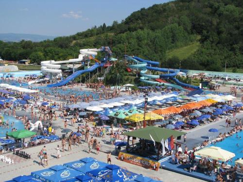 Bazén v ubytování Dobi Apartmani WING nebo v jeho okolí