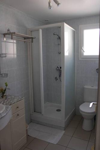 une salle de bain avec douche et toilettes dans l'établissement MAISON avec 1 CHAMBRE dans QUARTIER RESIDENTIEL VERDOYANT CALME, à Vendays-Montalivet