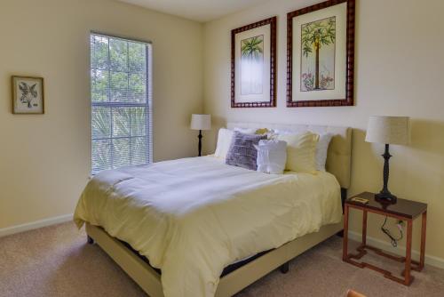 um quarto com uma cama grande e uma janela em Mount Pleasant Condo with Pool and Bikes Near Beach! em Charleston