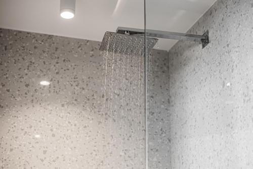 La salle de bains est pourvue d'une douche avec rideau de douche. dans l'établissement King’s & Queen’s, à Afytos