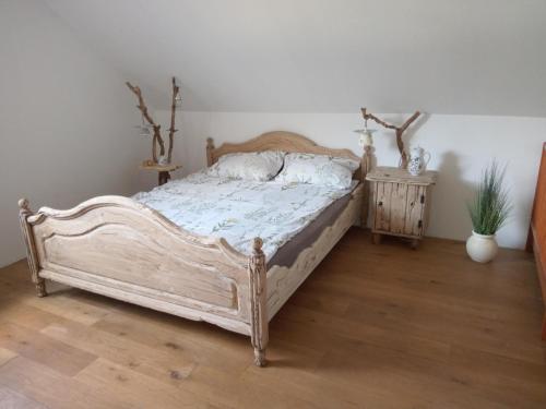 1 dormitorio con 1 cama y suelo de madera en Chatka skrzatka, 