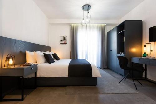 Habitación de hotel con cama grande y escritorio. en The Valley Room 8 condo with parking on premises, en San Julián