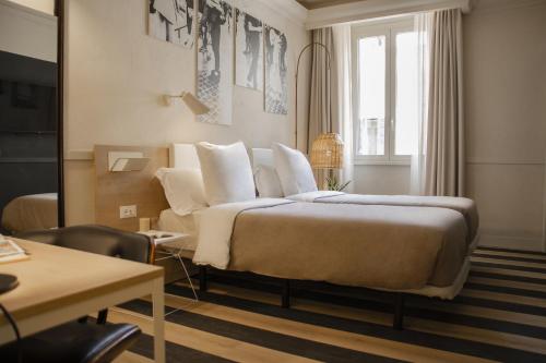 1 dormitorio con 1 cama grande y 1 sofá en room Select Via Veneto, en Roma