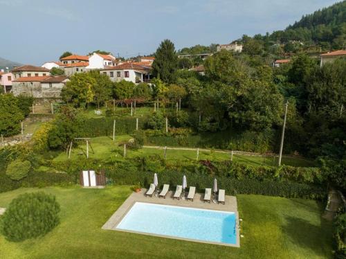 eine Luftansicht auf einen Garten mit einem Pool in der Unterkunft Pool Villa Espigueiro I in Arcos de Valdevez