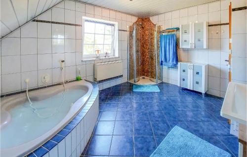 een grote badkamer met een bad en een douche bij Lovely Home In Arendsee With Kitchen in Arendsee
