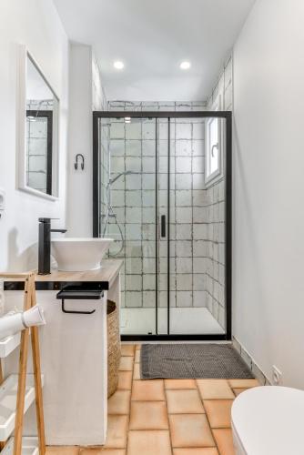une salle de bain avec douche et lavabo dans l'établissement Villa Cavi Laurier, au Grau-dʼAgde