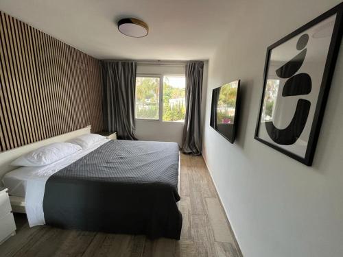 Postel nebo postele na pokoji v ubytování Apartamento-Duplex de lujo en Marbella, Dunas de Artola