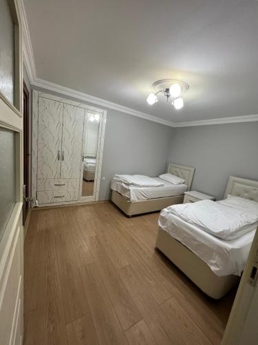 Postel nebo postele na pokoji v ubytování شقة أزنقول