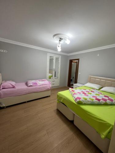 Postel nebo postele na pokoji v ubytování شقة أزنقول