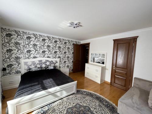 1 dormitorio con cama y sofá en The house, en Jermuk