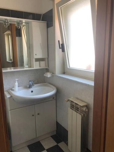 un bagno con lavandino e finestra di Mare Luna Casa a Taormina