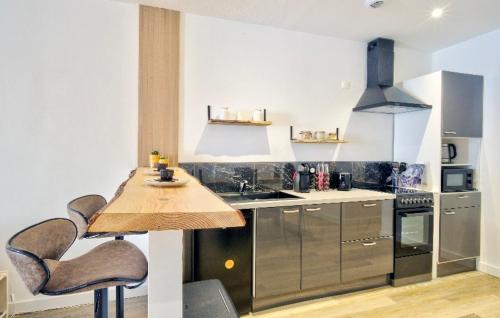 une cuisine avec une table et quelques chaises dans l'établissement Charmant appartement avec extérieur privatif, à Sète