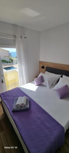 duże łóżko z dwoma ręcznikami na górze w obiekcie Apartment Petra w mieście Starigrad-Paklenica