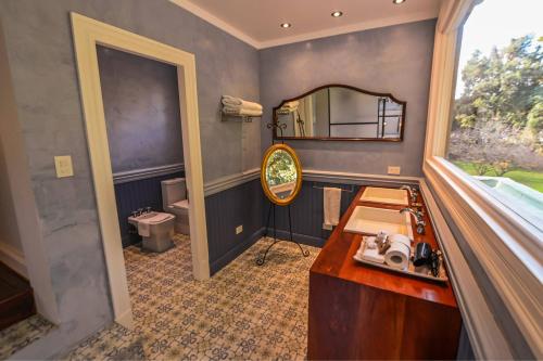 a bathroom with a sink and a mirror at Estancia Villa Maria in Ezeiza