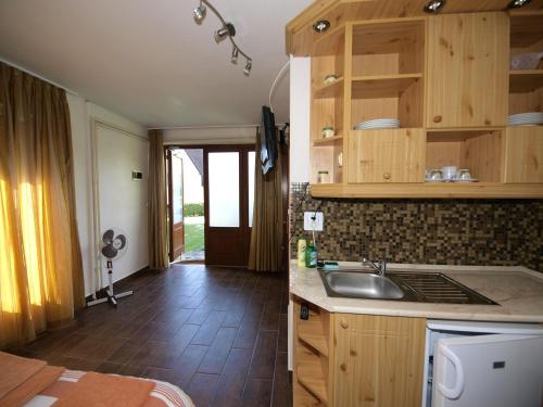 een keuken met een wastafel en een aanrecht bij Sárréti Apartmanház in Balatonfüred