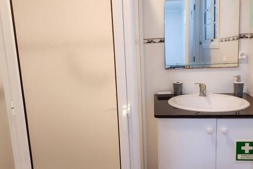 ein Badezimmer mit Waschbecken und Spiegel in der Unterkunft Casa das Hortas in Vila Franca do Campo