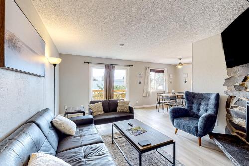 a living room with a couch and chairs and a fireplace at Bonnie's Bayview Beach House in Bay City