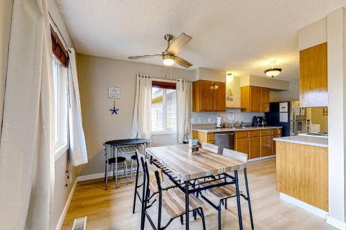 a kitchen with a table and chairs in a room at Bonnie's Bayview Beach House in Bay City