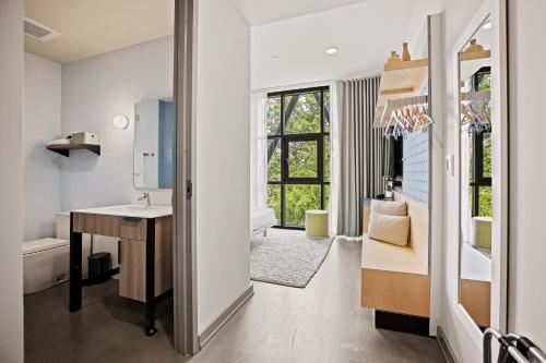 Koupelna v ubytování Harthall Hotel