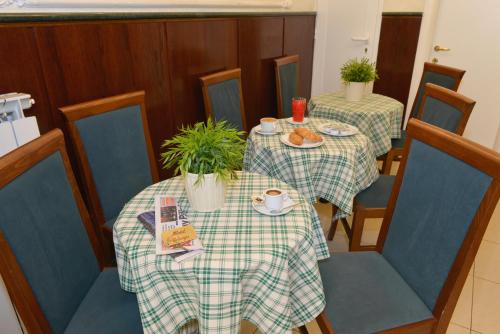 a table with two chairs and a table with food on it at Hotel Chicago in Rome