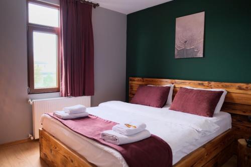 ein Schlafzimmer mit einem großen Bett mit Handtüchern darauf in der Unterkunft Zeytindalı Yayla Hotel in Hackali Baba Yaylasi