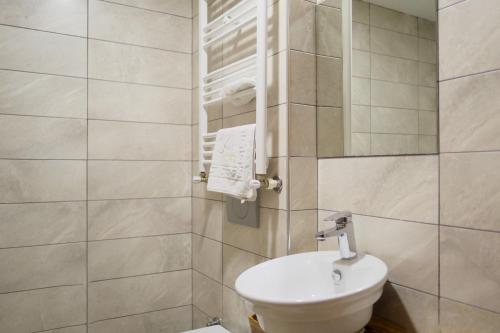 a bathroom with a toilet and a sink at Zeytindalı Yayla Hotel in Hackali Baba Yaylasi