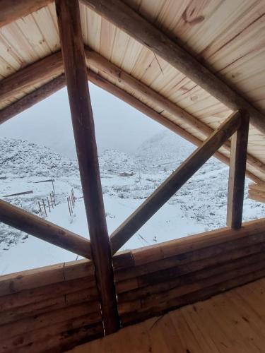 a view from the inside of a wooden roof at Cabaña Rincón del Sol in Potrerillos
