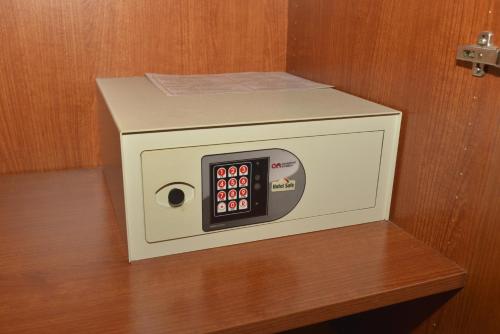 a microwave oven sitting on top of a wooden table at Hotel Chicago in Rome