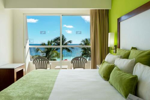 Postel nebo postele na pokoji v ubytování Cancun Bay All Inclusive Hotel