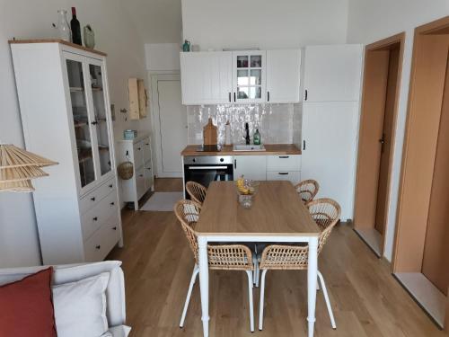 a kitchen with a table and chairs in a room at Apartment Bistrica Sunce in Sutivan
