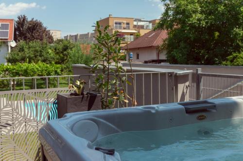 Bazén v ubytování Dream Getaway Apartment with Jacuzzi and Pool nebo v jeho okolí
