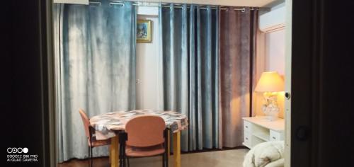 una habitación con mesa y sillas y un dormitorio en Appartement avec jardin en Roquebrune-Cap-Martin