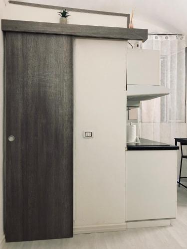 Una puerta de madera en una cocina con encimera en Gilli Suite Sanremo, en San Remo