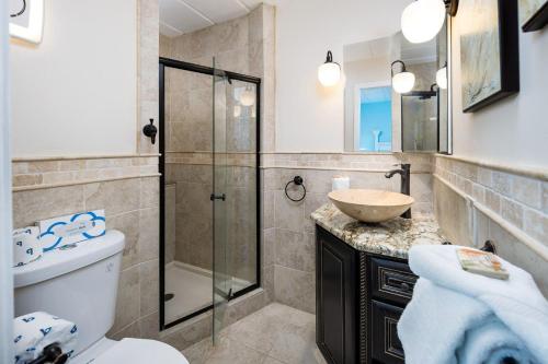 ein Bad mit einer Dusche, einem WC und einem Waschbecken in der Unterkunft Seaspray Condos 106D in Fort Walton Beach