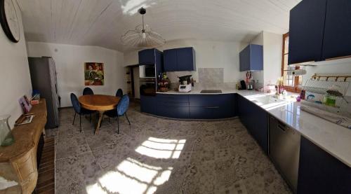 Kuchyň nebo kuchyňský kout v ubytování 2 CHAMBRES DANS MAISON EN PIERRE ATYPIQUe