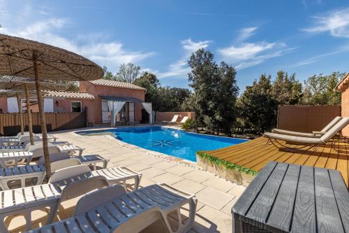 Bazén v ubytování La Rose des Vents Chambres d'hôtes & Spa nebo v jeho okolí